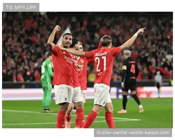 本菲卡前压变433限制皇马三叉戟 局部人数优势切断姆巴佩接球